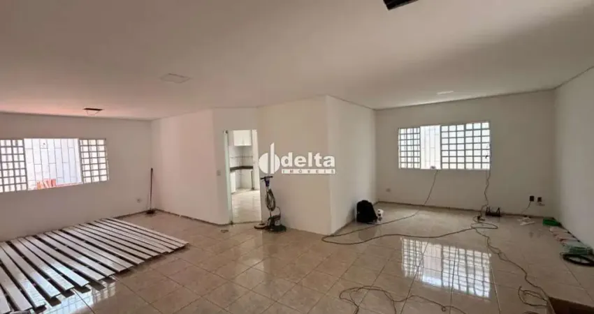 Casa residencial com 3 quartos sendo 1 suíte disponível para locação no bairro jardim karaiba em uberlândia-mg