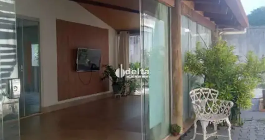 Casa residencial com 3 quartos sendo 2 suítes disponível para locação no bairro cidade jardim em uberlândia-mg.