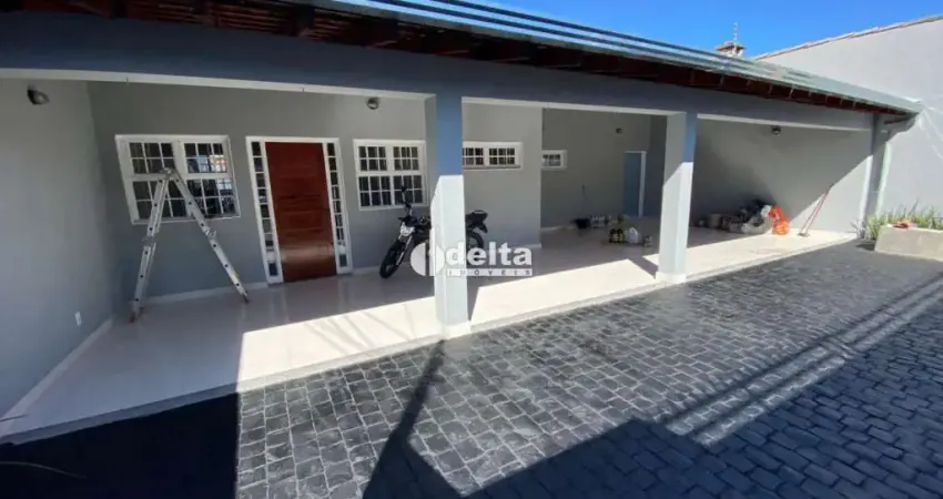 Casa residencial com 3 suítes disponível para locação no bairro Brasil em Uberlândia - MG.