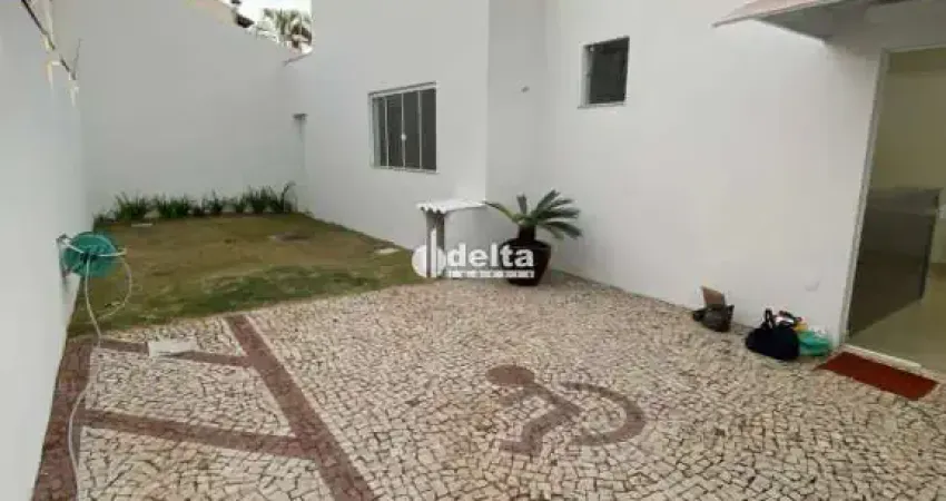 Casa comercial com habite-se e 3 salas sendo 1 com banheiro disponível para locação no bairro cidade jardim em uberlândia-mg