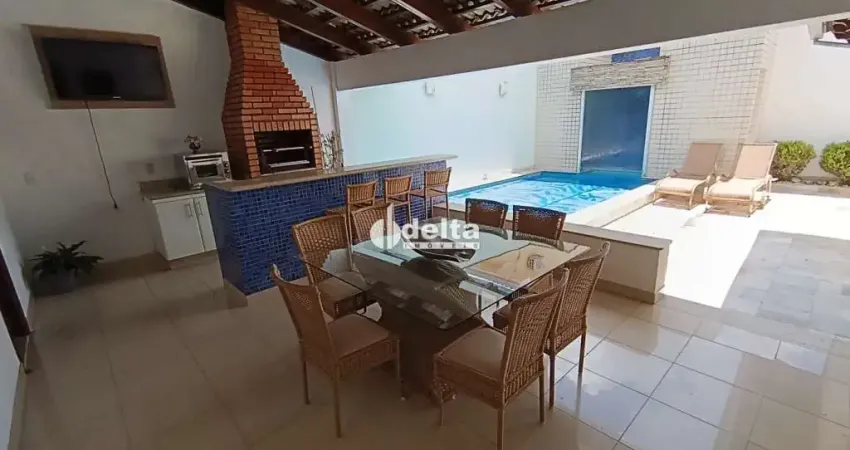 Casa residencial mobiliada com 5 quartos sendo 3 suítes disponível para locação no bairro santa mônica em uberlândia - mg.