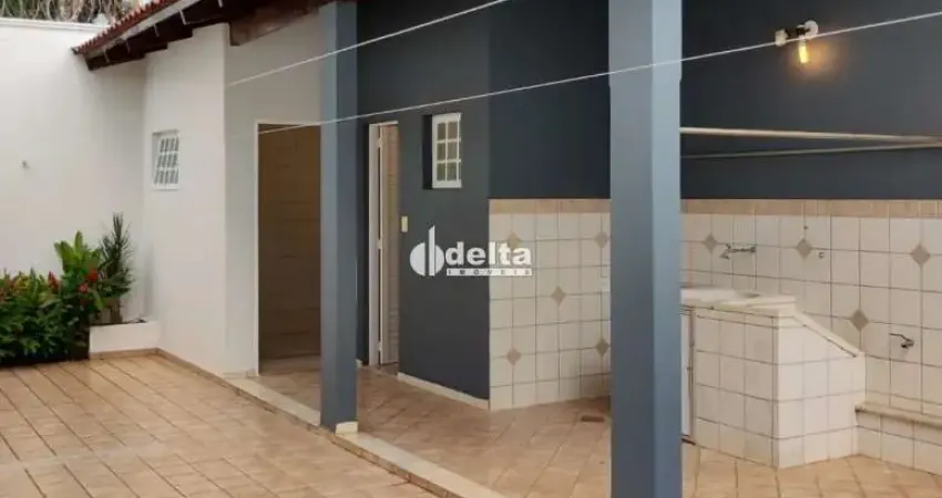 Casa residencial com 3 quartos sendo 1 suíte disponível para locação no bairro Jardim Karaíba em Uberlândia - MG.