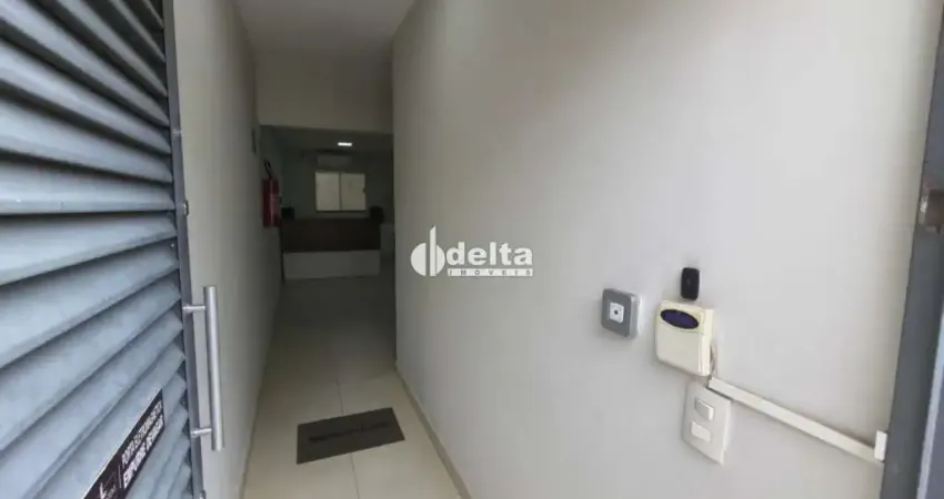 Casa comercial com Habite-se em avenida de intenso fluxo de veículos, recepção, 6 salas, cozinha e depósito no fundo com aprox. 283m² de área total.