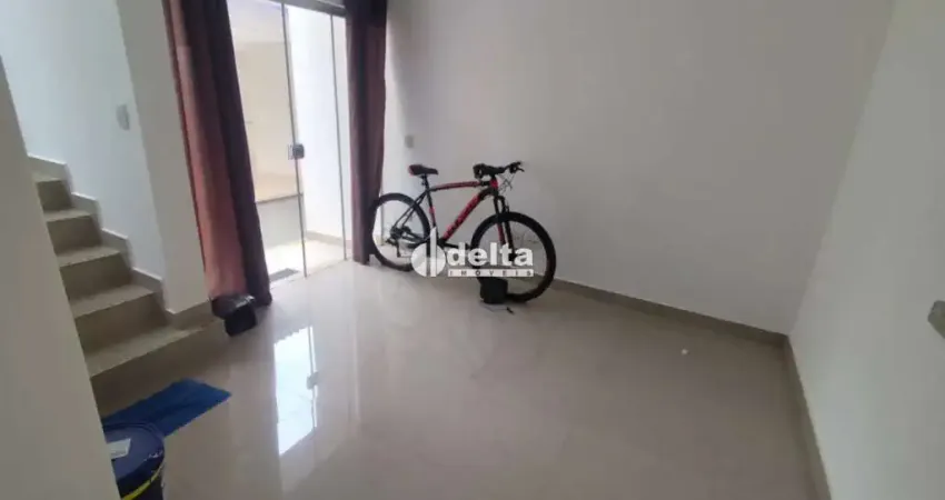 Casa residencial disponível para locação no bairro Jardim Ipanema em Uberlândia-MG.