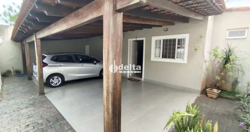 Casa mobiliada com 3 quartos sendo 1 suíte, disponível para locação no bairro Umuarama em Uberlândia-MG