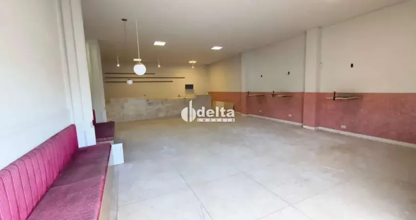 Loja com aprox. 202m², cozinha, 2 banheiros e mezanino, disponível para locação no bairro Tibery em Uberlândia-MG.