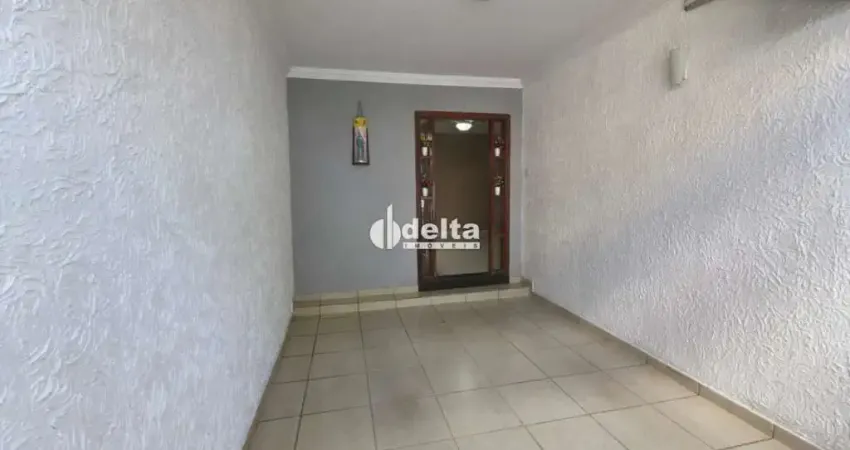 Casa mobiliada com 4 quartos sendo 2 suítes, disponível para locação no bairro Nossa Senhora Aparecida