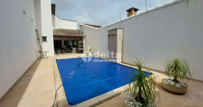 Casa residencial com 03 quartos disponível para locação no bairro Santa Mônica em Uberlândia-MG