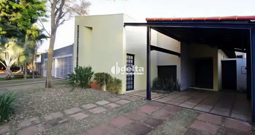 Casa comercial e residencial com 4 quartos sendo 2 suítes, disponível para locação no bairro Jardim Karaíba em Uberlândia-MG