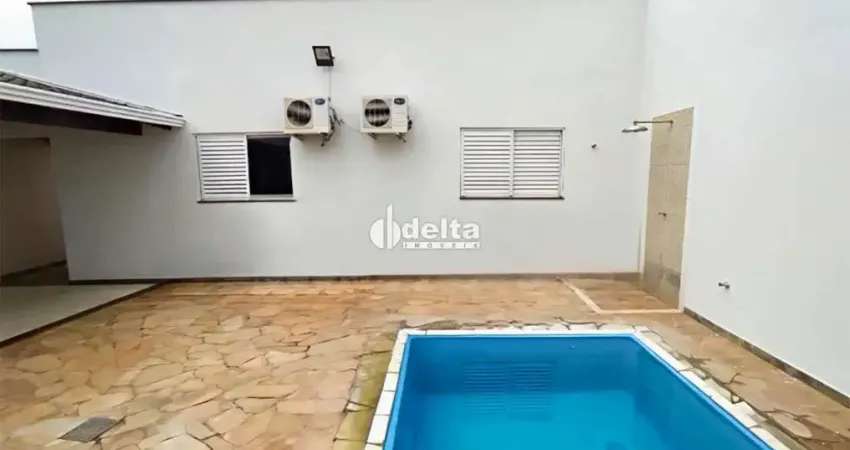Casa condomínio com 3 quartos sendo 1 suíte, disponível para locação no bairro Jardim Holanda em Uberlândia-MG