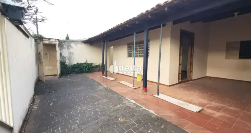 Casa residencial com 3 quartos sendo 1 suíte disponível para locação no bairro Segismundo Pereira em Uberlândia-MG