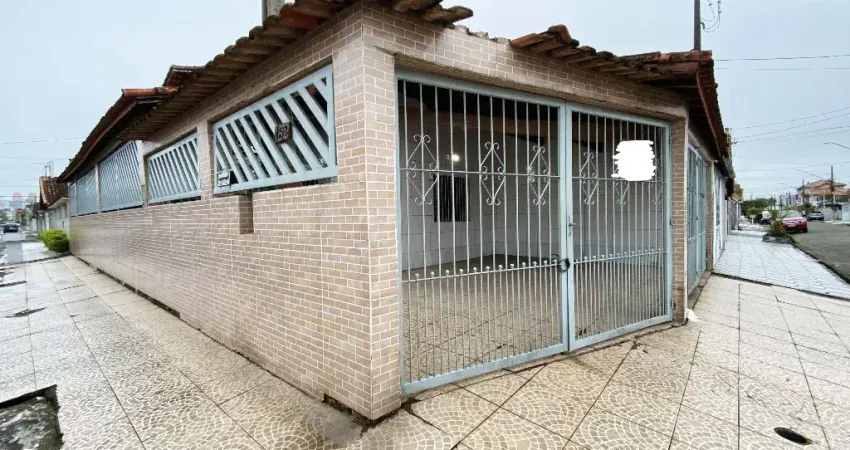 Casa Independente com 2 Dormitórios, Quintal e Churrasqueira na Ocian, 700 Metros da Praia