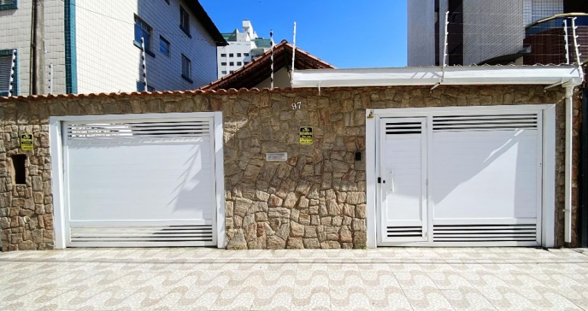 Casa Independente com 2 Dormitórios + Edícula na Guilhermina, 200 m2, 90 Metros da Praia
