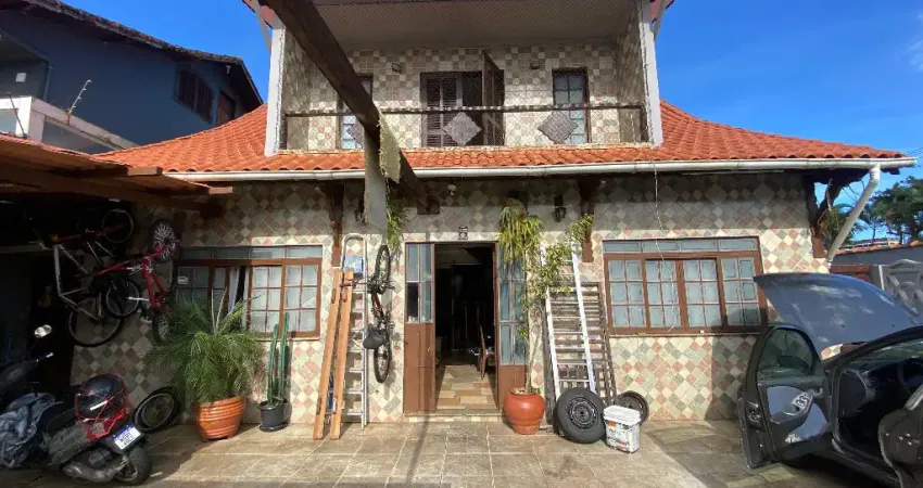 Sobrado Independente com 4 Suítes, Sacada, Piscina, Churrasqueira e Elevador no Flórida