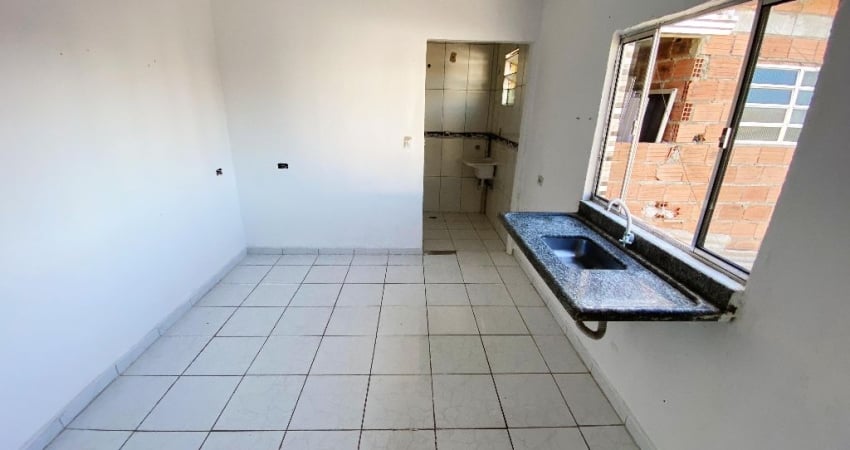 Quarto, Cozinha e Banheiro com Vaga de Garagem no Esmeralda, Apenas 100 Metros da Pista