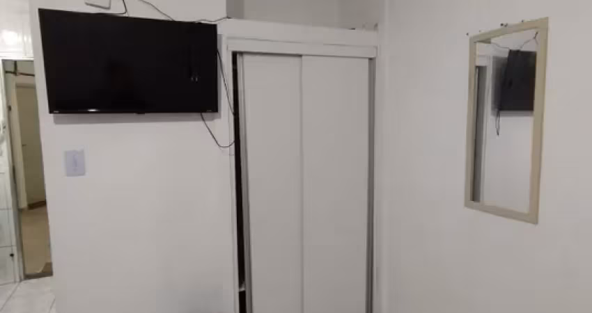 Kitnet Mobiliada com Sacada na Guilhermina, Apenas 200 Metros da Praia