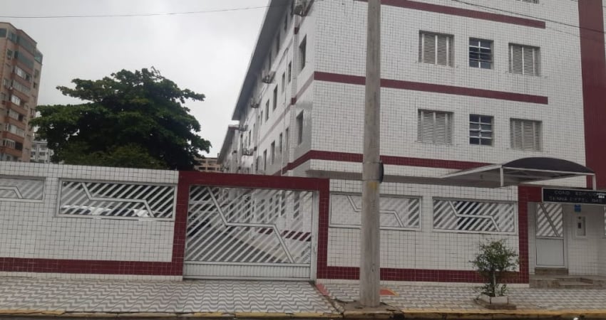 Kitnet Mobiliada com Vaga de Garagem no Boqueirão, Apenas 50 Metros da Praia