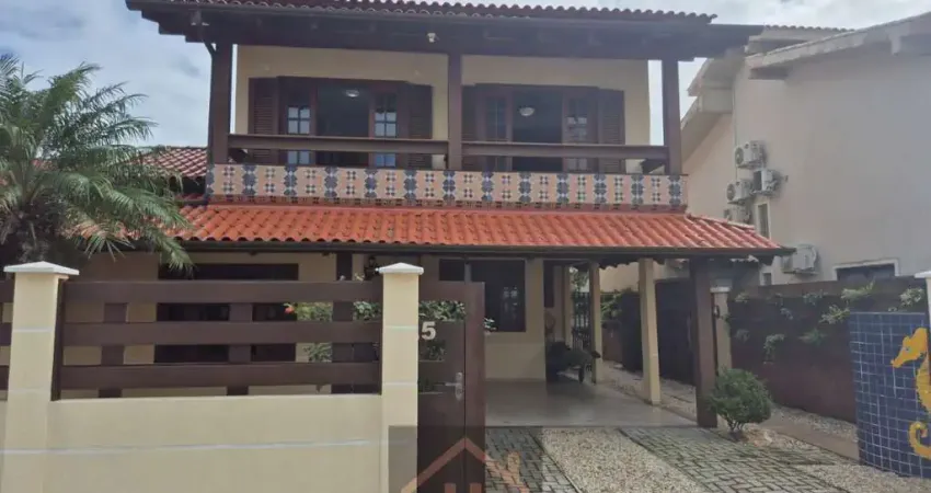 Casa em Canto Grande/Mariscal, 252 mts2 a 50 mts da praia com 4 suites , espaço gourmet com Jacuzzi