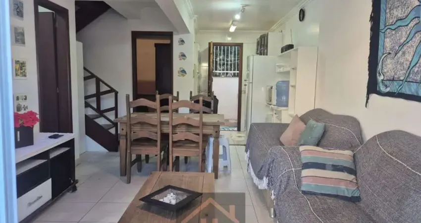 Sobrado geminado, praia de Mariscal, Bombinhas, com 2 dormts a 300 mts da praia. SÓ R$ 820.000,00