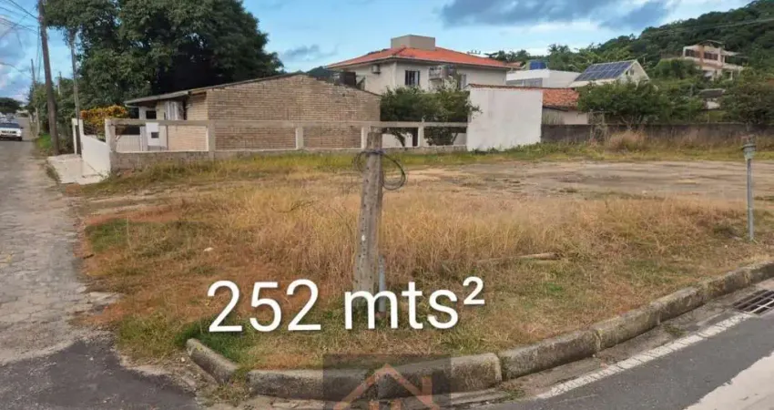 Terreno 260 mts2 no centro de bombinhas , excelente localização, para construção de moradia, locação e ponto comercial, próximo a 4 ilhas e mariscal.