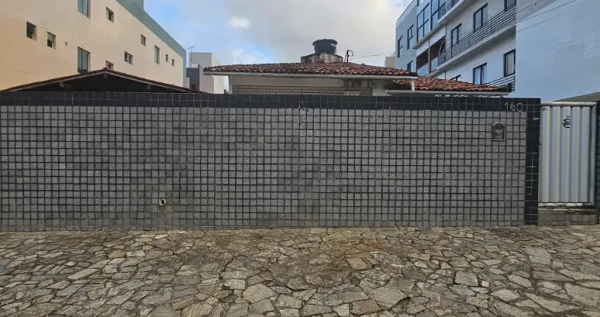Casa nos Bancários com 4 Quartos sendo 3 Suítes, Piscina, Próximo ao Parque das Três Ruas