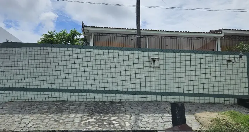 Casa no Jardim Cidade Universitária/Bancários com 4 Quartos sendo 1 Suíte