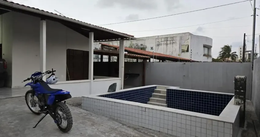 Alugo casa em camboinha com 3 quartos sendo 1 suíte com piscina