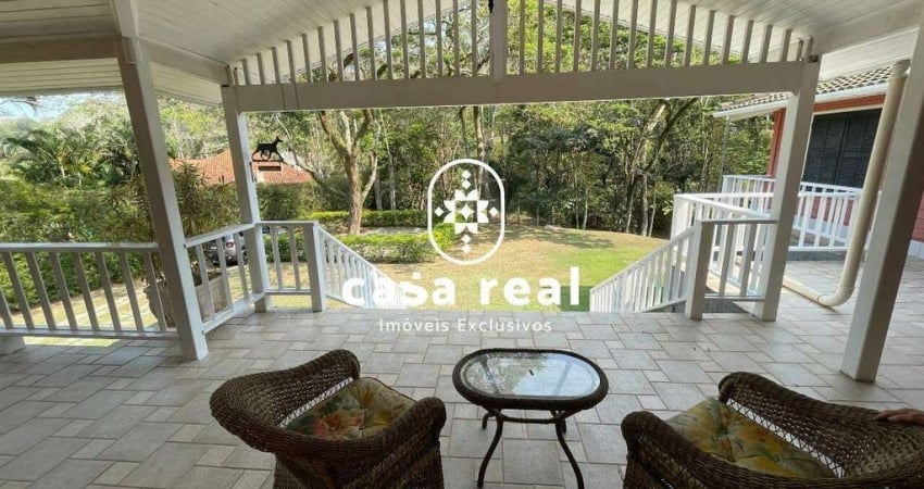 A casa dos seus sonhos agora é realidade! Linda e ampla casa linear com ótimo terreno muito bem localizada em condomínio fechado com porteira fechada