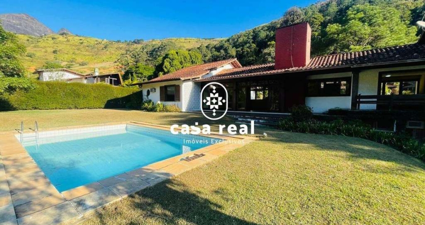Casa linear em condomínio com 4 Quartos e Duas suítes.
