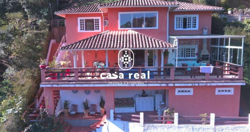 Casa de 3 Suítes, em Condomínio em Itaipava Petrópolis.