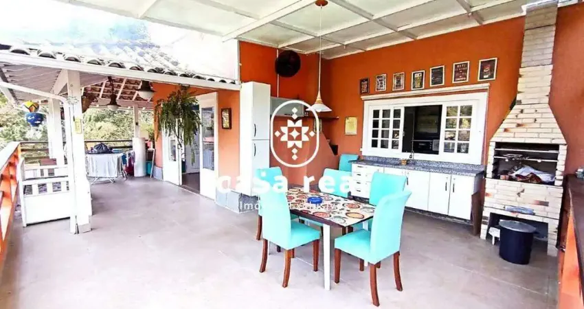 Casa de 3 Suítes, em Condomínio em Itaipava Petrópolis.