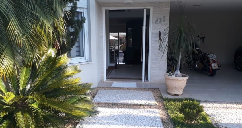 Aluga-se casa mobiliada de muito bom gosto no Residencial 6 em Alphaville