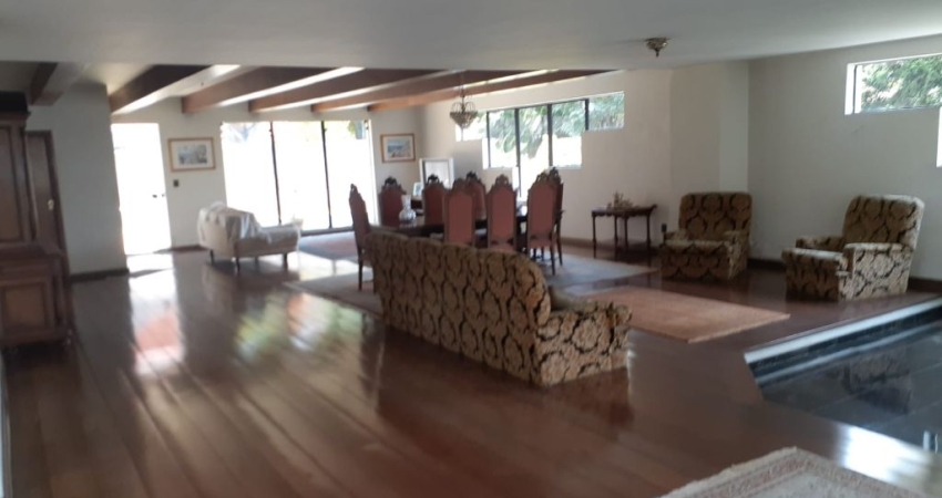 Casa de esquina à venda no Residencial 6, Alphaville. Ambientes amplos, 650m², PREÇO ABAIXO DO MERCADOurança.