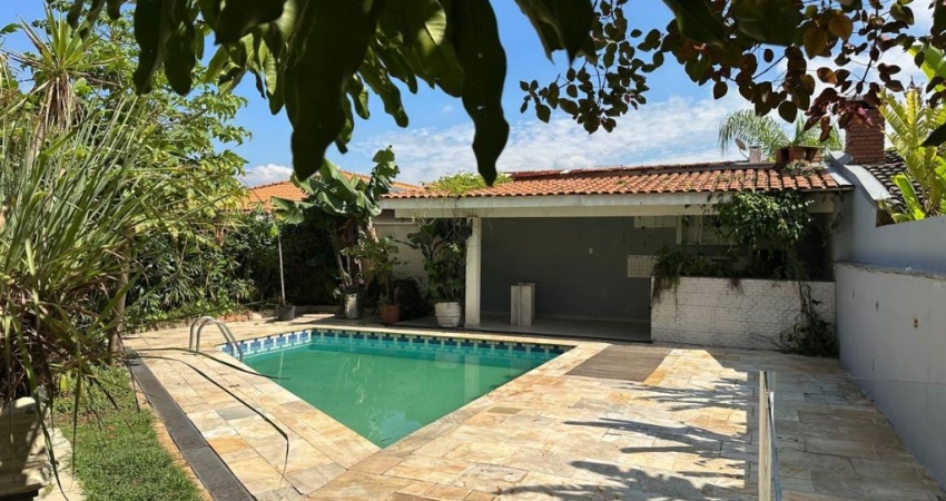 Casa no Residencial 6 Alphaville, ideal para retrofit, 4 quartos, suíte com closet, piscina, sauna e área gourmet.