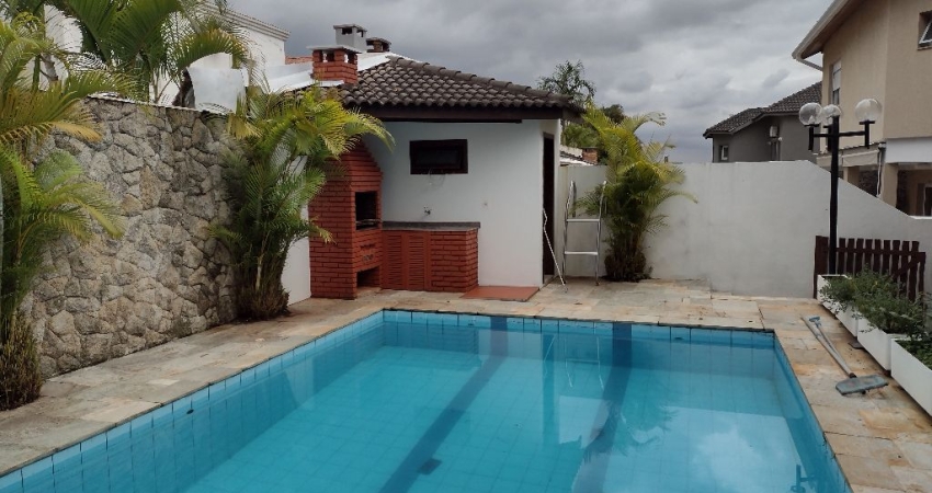 Casa para locação no Residencial 6 Alphaville, 360m², 3 quartos, 1 suíte, 2 vagas cobertas, condomínio completo e seguro.