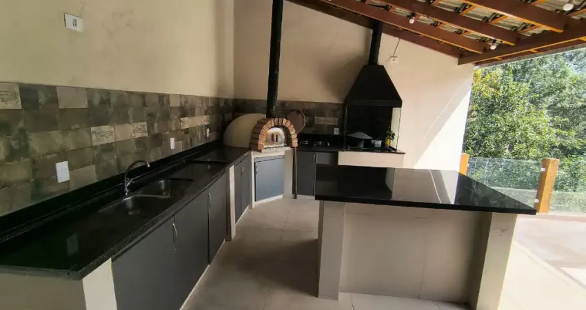 Casa à venda no residencial 6 alphaville, 500m², 3 suítes, área gourmet, piscina e vista permanente para a mata