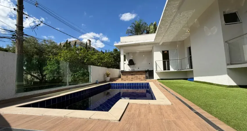 Casa térrea para locação no residencial valville i, com 260m² de construção em terreno de 433m². possui 3 suítes (sendo 1 master com closet e ar-condicionado), salas integradas, cozinha planejada, esp