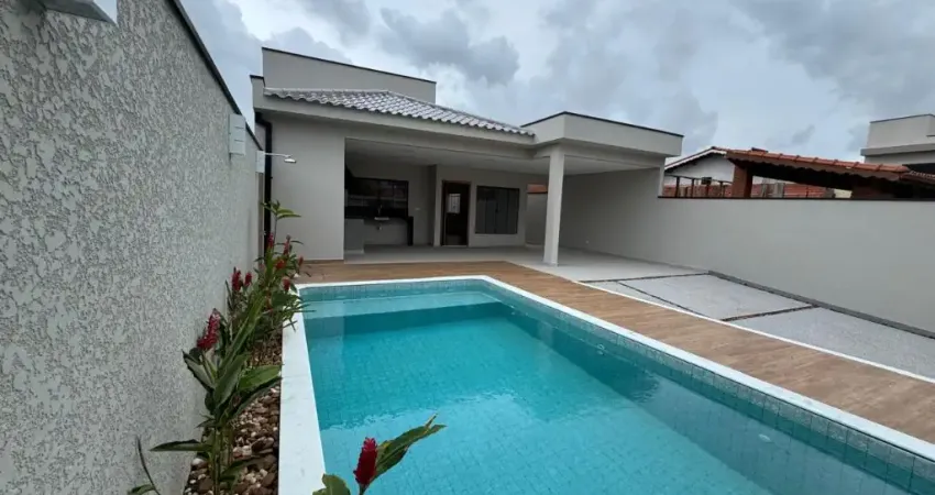 Casa nova com piscina e 3 dormitórios a venda na praia de Peruibe