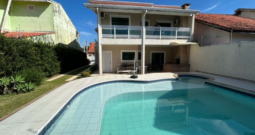 Casa com piscina  avenda na praia de Peruibe, possui 3 dormitórios .