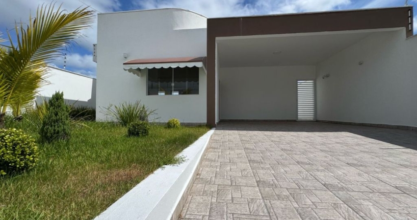 Casa no Jardim Beira Mar em Peruíbe. Possui 03 dormitórios  e piscina.