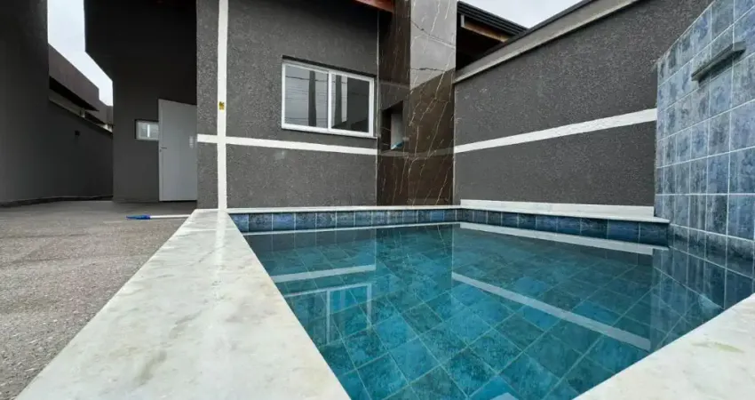 Casa no Balneario São João Batista em Peruibe. Possui 03 dormitorios e piscian.