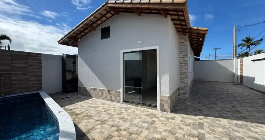 Casa nova com piscina e 03 dormitórios a venda na praia de  Itanhaém