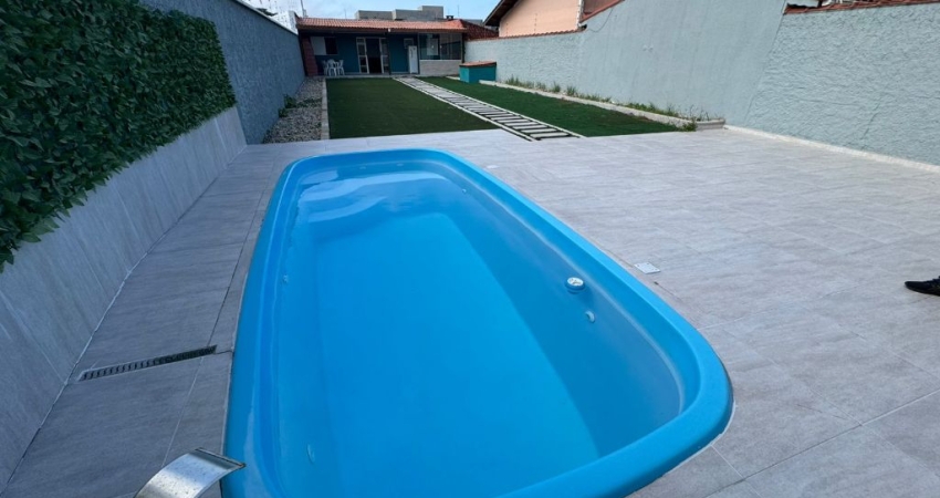 Casa no bairro Josedy em Peruibe pra venda com piscina e 2 dormitórios.