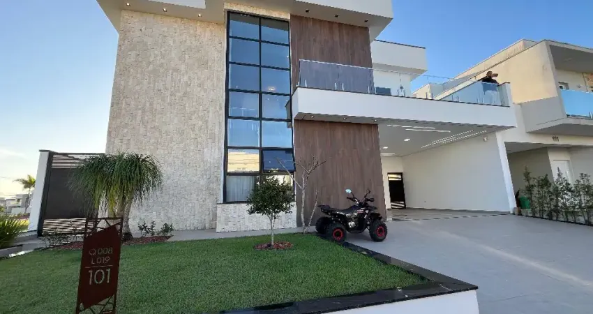 Casa em condomínio alto padrão em Peruibe. Possui  04 dormitórios e piscina