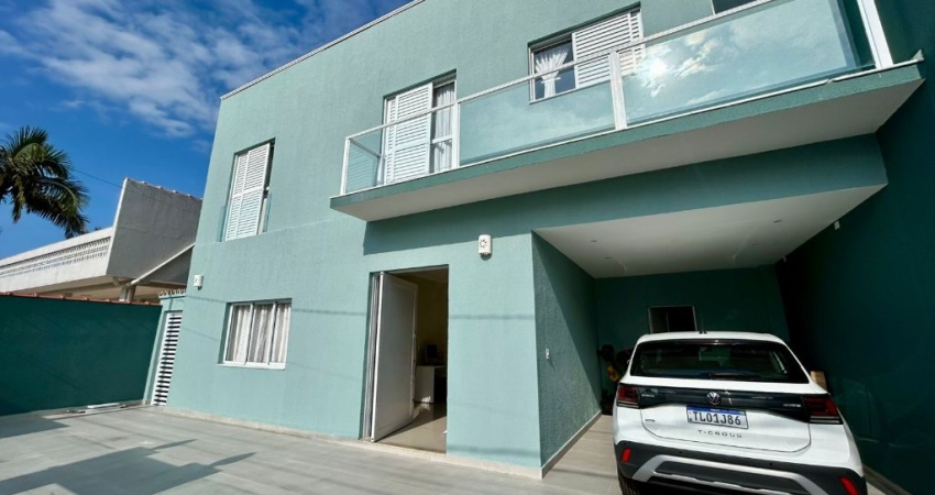 Casa com  04 dormitórios, edícula e piscina a venda na praia de peruibe.