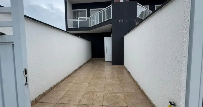 Casa sobreposta a venda na praia de Peruibe. Possui 02 dormitórios