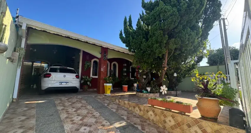 Casa  a venda  no bairro Três Marias em Peruibe. Possui 03 dormitórios e edícula.