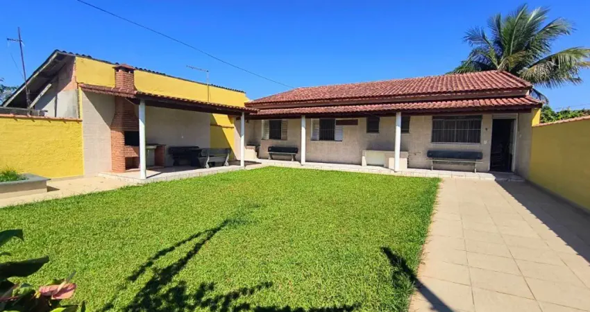 Casa padrão edicula com 2 dormitórios a venda na praia de Itanhaém.