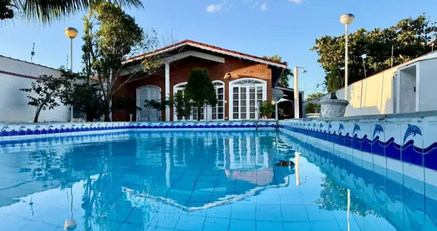 Casa no Bairro Oasis em Peruíbe á venda possui piscina e 3 dormitórios