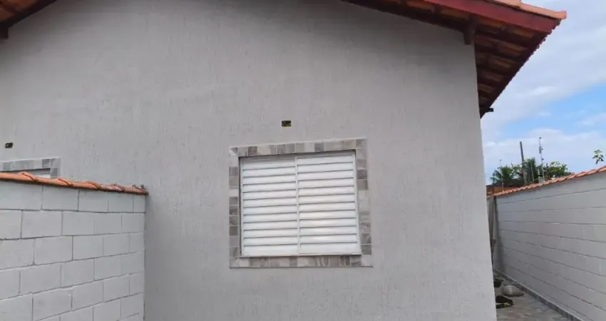 Casa nova com 2 dormitórios e piscina a venda em Itanhaém.